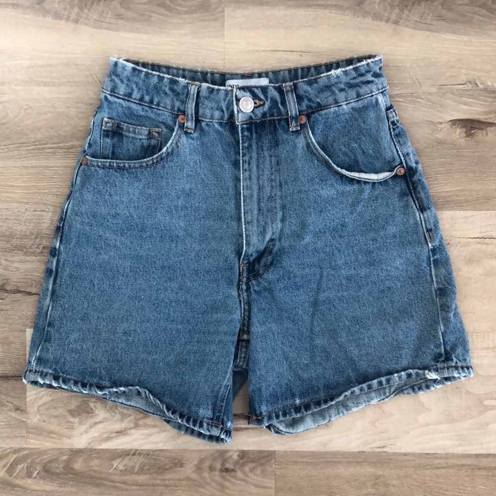 Zara Mom Fit Denim Shorts. Size 4. High-rise, Loose Fit. Light-Medium wash.